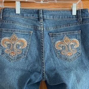 UWO Embroidered back pockets Blue Jeans size 9 inseam 29”
